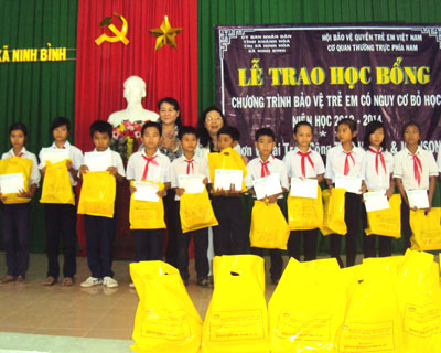 Tặng 100 suất học bổng cho học sinh nghèo
