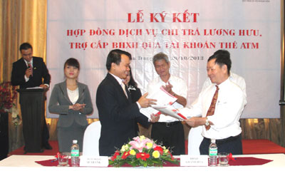 Ký kết hợp đồng dịch vụ chi trả lương hưu, trợ cấp Bảo hiểm xã hội qua tài khoản thẻ ATM