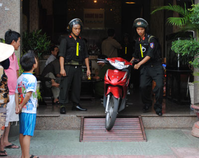 Lực lượng công an khám xét và thu giữ tang vật tại quán Karaoke Đại Cao. Ảnh: N.D.