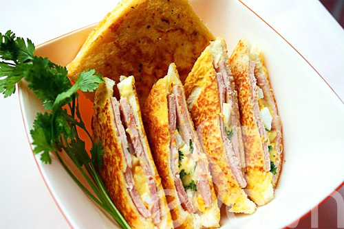 Sandwich kẹp thịt cho bữa sáng
