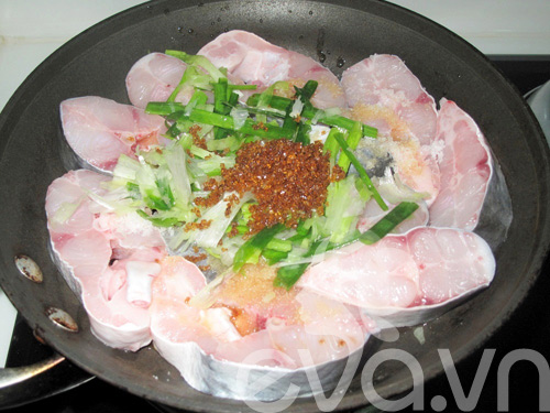 Cá ba sa kho hành ớt