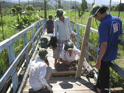 Đội tình nguyện Trường Cao đẳng Văn hóa Nghệ thuật và Du lịch Nha Trang sửa chữa cầu treo tại xã Sơn Bình, huyện Khánh Sơn.