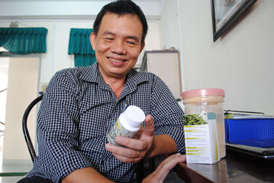 Tiến sĩ Nguyễn Duy Nhứt và sản phẩm chức năng Phytocoidan được sản xuất theo đề tài nghiên cứu của ông và cộng sự.