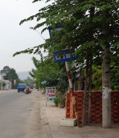 Biển báo điểm dừng xe buýt bị nghiêng