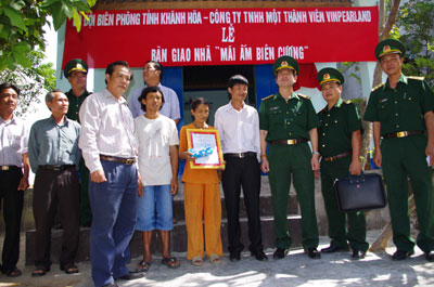 Bàn giao nhà Mái ấm biên cương cho người nghèo