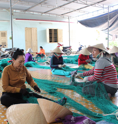 Nghề đan lưới, vá mành đang là sinh kế cho nhiều chị em vùng biển.