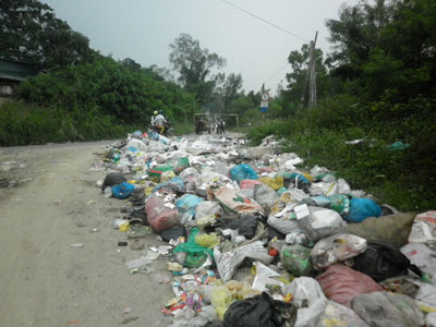 Rác đổ bừa bãi trên đường