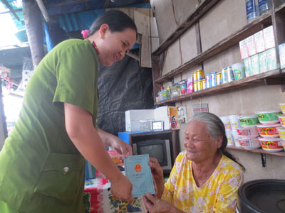 Giúp người neo đơn, khó khăn làm hộ khẩu