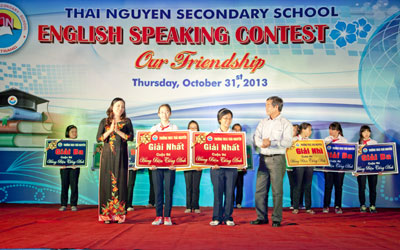 12 học sinh tham gia cuộc thi “Hùng biện tiếng Anh”