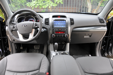 Sorento có nhiều trang bị cao cấp, tiện ích