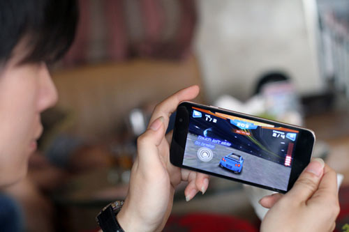 Cấu hình RAM 2GB cùng chip lõi tứ ở Revo LEAD 2 cho người dùng những trải nghiệm vô cùng thích thú.