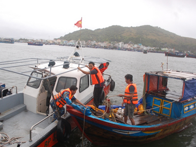 Cứu một tàu của ngư dân bị trôi dạt trên biển