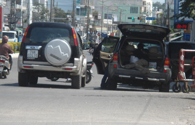 Chiếm dụng lòng đường làm chỗ sửa xe