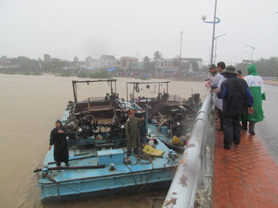 1 người mất tích, 11 xà lan bị "kẹt" tại chân cầu Phú Lộc, huyện Diên Khánh