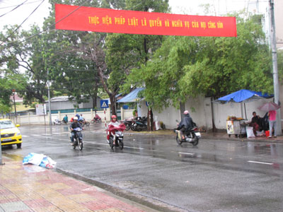 Nhiều khẩu hiệu tuyên truyền về Ngày Pháp luật được treo trên  các tuyến phố Nha Trang (Ảnh chụp trên đường Tô Hiến Thành).