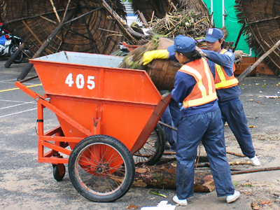 Làm đẹp bãi biển trong những ngày mưa lũ