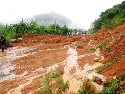 Mưa lớn làm hàng trăm mét khối đất, đá sạt lở trên đường Nha Trang - Đà Lạt.  Ảnh: K.H