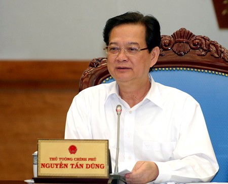  Thủ tướng Nguyễn Tấn Dũng yêu cầu các lãnh đạo các Bộ, ngành, địa phương triển khai tốt Công điện của Thủ tướng Chính phủ, chỉ đạo của Trung ương, dừng tất cả các cuộc họp để ứng phó với bão. Ảnh: VGP/Nhật Bắc