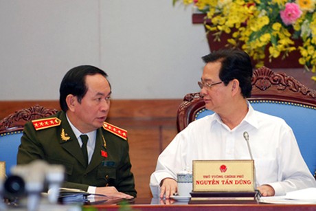 Thủ tướng Nguyễn Tấn Dũng trao đổi với Đại tướng Trần Đại Quang, Bộ trưởng Bộ Công an, về đảm bảo tình hình an ninh trật tự khi bão đổ bộ vào đất liền