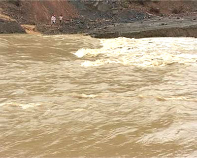 Không nên đùa nghịch bên dòng nước lũ