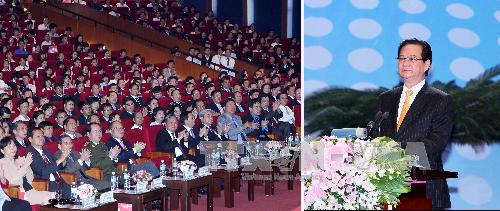 Thủ tướng Nguyễn Tấn Dũng, Chủ tịch Quốc hội Nguyễn Sinh Hùng dự Lễ công bố Ngày Pháp luật nước Cộng hòa xã hội chủ nghĩa Việt Nam. Ảnh: TTXVN