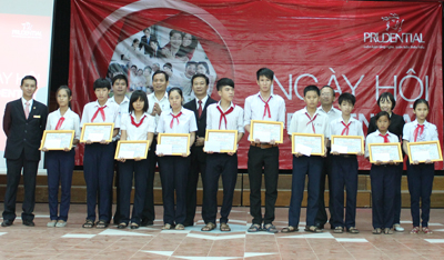 Trao học bổng cho học sinh nghèo huyện Diên Khánh