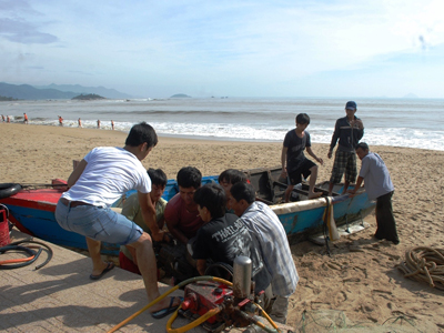 Sóng biển đánh chìm, vỡ ghe của ngư dân