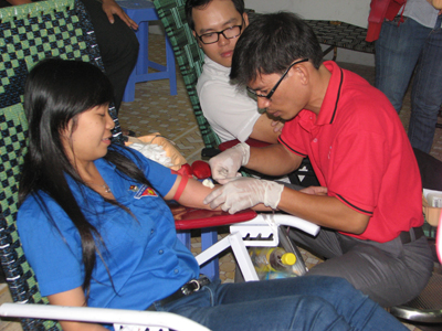 Hơn 300 người tham gia hiến máu nhân đạo