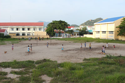 Học sinh, thanh niên xã đảo Bình Ba vui chơi, thể thao trên sân vận động xã.