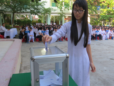 Học sinh trường Trung học phổ thông Nguyễn Văn Trỗi quyên góp hỗ trợ Quỹ nạn nhân tử vong vì TNGT