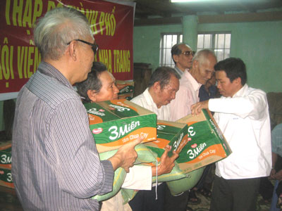 Trao 50 suất quà cho Hội Người mù TP. Nha Trang