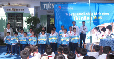 Tặng 200 suất quà cho học sinh xã Vạn Thạnh