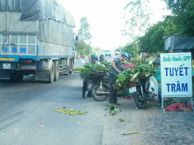 Tiềm ẩn nguy hiểm khi buôn bán ở lòng lề, đường