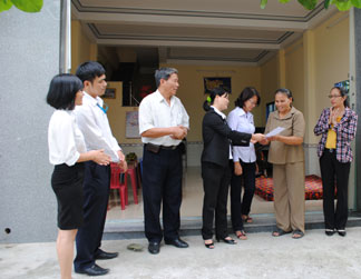 Bàn giao nhà cho gia đình bà Trần Thị Bích (Phước Long, Nha Trang).