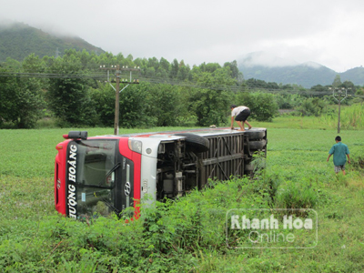 Xe khách lao xuống ruộng, hơn 30 hành khách thoát chết
