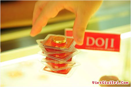 "Vàng tấn" tung ra, thị trường giảm giá