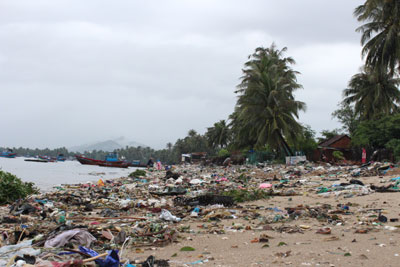 Bãi biển Vạn Giã ngập rác sau bão