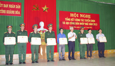 Khen thưởng 8 tập thể, 9 cá nhân