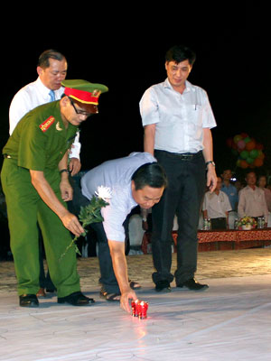 Lãnh đạo UBND và các phòng ban TP. Nha Trang thắp nến tưởng niệm các nạn nhân TNGT năm 2012