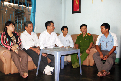 Thăm hỏi các gia đình có người thân bị tai nạn giao thông