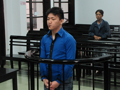 Vứt bỏ điện thoại vừa cướp giật vì thấy cũ