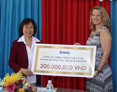 Trao 200 suất học bổng cho học sinh nghèo hiếu học