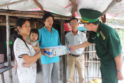 Bộ đội Biên phòng tỉnh thăm gia dình người nghèo.