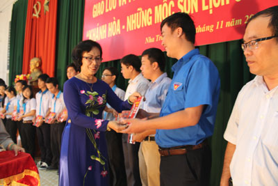 Tổ chức giao lưu và phát hành sách "Khánh Hòa – Những mốc son lịch sử"