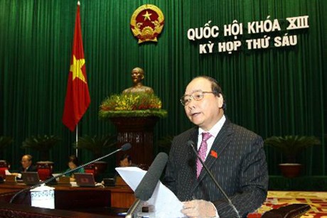 Phó Thủ tướng Nguyễn Xuân Phúc đọc Báo cáo của Chính phủ về chất vấn và trả lời chất vấn. Ảnh: TTXVN