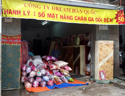 Một cửa hàng bán chăn, ga, nệm giảm giá trên đường Ngô Gia Tự. 