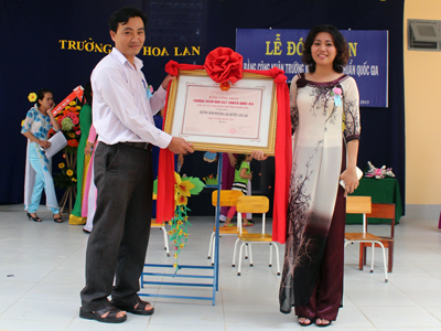 Trường Mầm non Hoa Lan nhận Bằng công nhận đạt chuẩn quốc gia