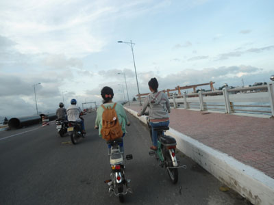 Cần nhắc nhở học sinh đội mũ bảo hiểm khi tham gia giao thông