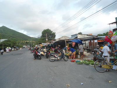 Họp chợ trên đường
