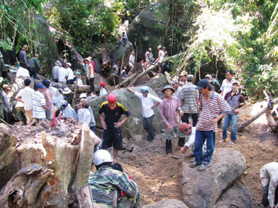  Dân tìm trầm đã đào nát khu vực suối Chè vào cuối tháng 9-2012. (Ảnh khai thác)